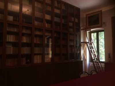 La biblioteca dell'Accademia Pugliese delle Scienze, con i suoi circa 1600 volumi dedicati soprattutto alla medicina
